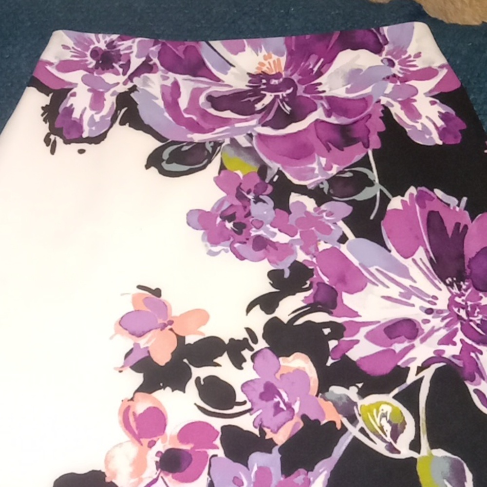 Skirt white House Black Market floral size 0 knee length skirt